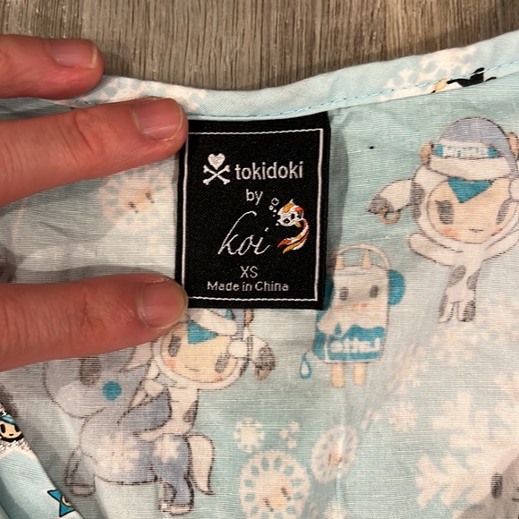 KOI TOKIDOKI scrub top - Picture 2 of 2